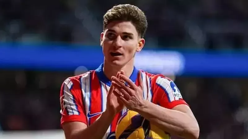 مستقبل جوليان ألفاريز يشعل الخلاف داخل أتلتيكو مدريد