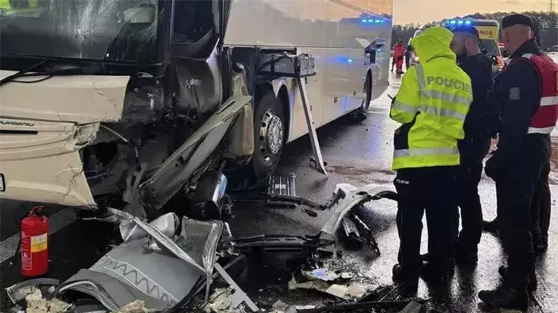 بجنسيات مختلفة.. إصابة 13 شخص جراء حادث تصادم حافلة وسيارة في التشيك
