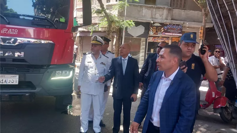 محافظ القاهرة يتابع إطفاء حريق بالدرب الأحمر ويشيد بسرعة الاستجابة