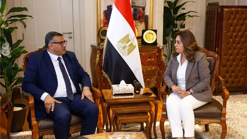 وزيرة التنمية المحلية تلتقي محافظ قنا لمتابعة مشروعات 