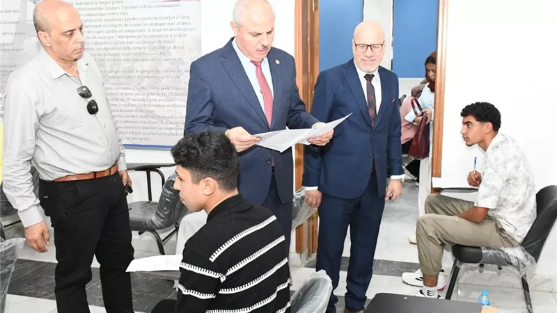 رئيس جامعة قناة السويس يتفقد امتحانات كلية الآداب والعلوم الإنسانية 