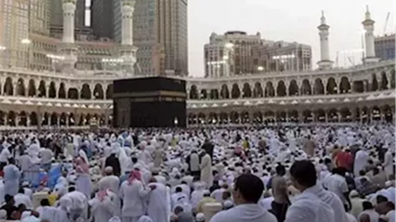 ماذا يقال للحاج عند عودته من الحج؟ قبل الله حجك وكفر ذنبك