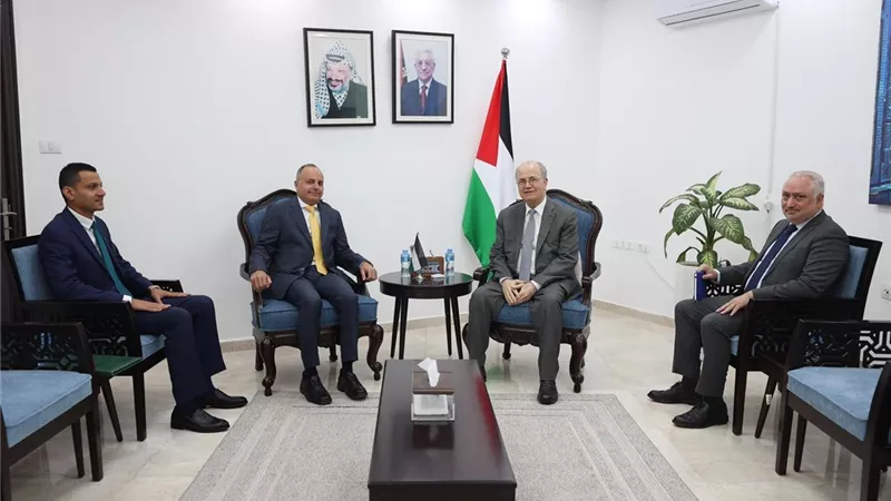 سفير مصر في رام الله يلتقي برئيس الوزراء الفلسطيني