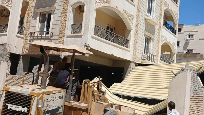 إيقاف مخالفات بنائية وإزالة تعديات خلال حملات بالعاشر من رمضان