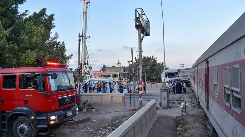  النقل تكشف تفاصيل اقتحام مزلقان ميت حلفا | شاهد ماذا حدث ؟ 
