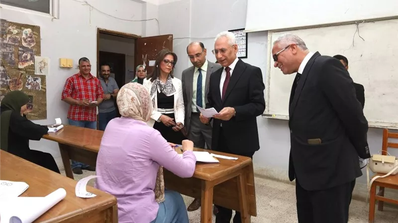 رئيس جامعة المنيا يتفقد لجان امتحانات نهاية العام بالألسن ودار العلوم