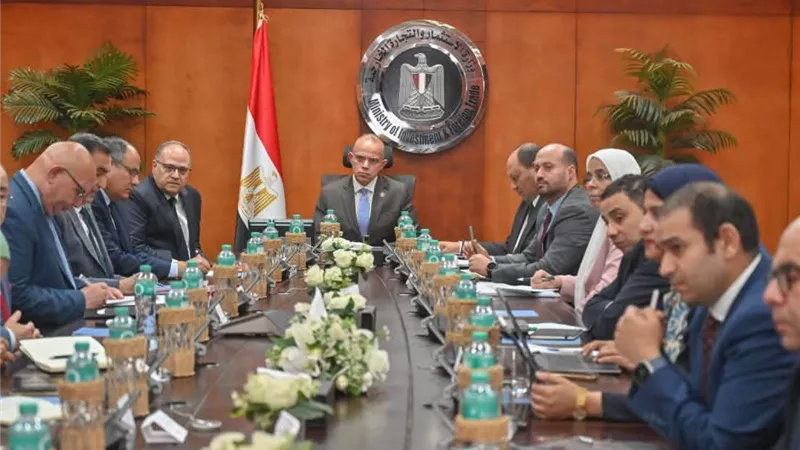 وزير الاستثمار يناقش تعزيز صادرات المنتجات البيطرية للأسواق الخارجية