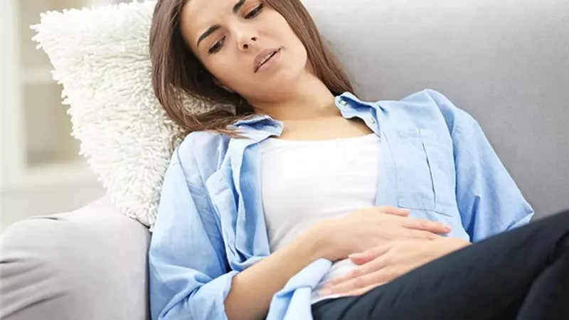 الصحة توضح متى يكون ألم الدورة الشهرية طبيعيًا ومتى يستدعي زيارة الطبيب