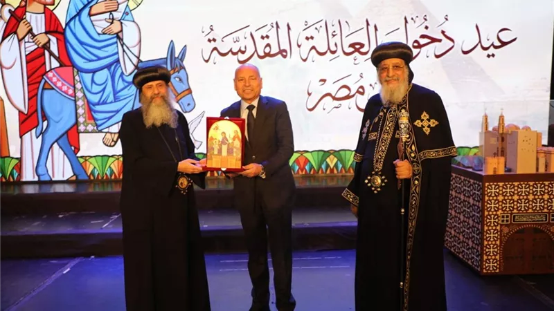 محافظ القاهرة يشارك البابا تواضروس احتفالية عيد دخول المسيح أرض مصر