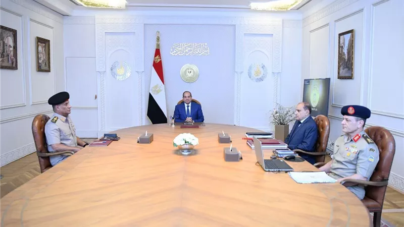 الرئيس السيسي يشيد بدور القوات المسلحة في دعم التنمية وحماية الأمن القومي