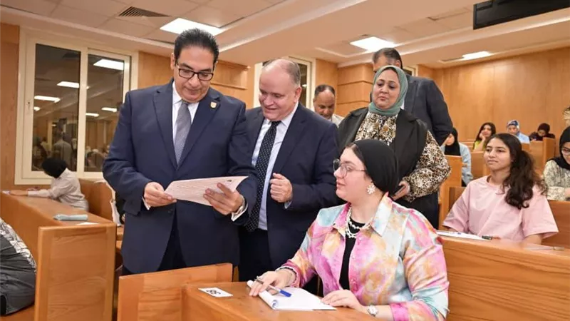 رئيس جامعة القاهرة يتفقد امتحانات نهاية العام بالأهلية والفرع الدولى 
