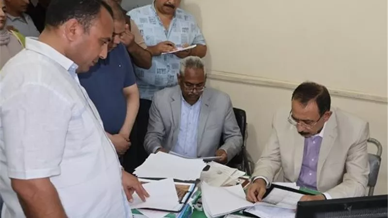 محافظ سوهاج يفحص ملفات تقنين الأراضي في جولة مفاجئة بساقلتة