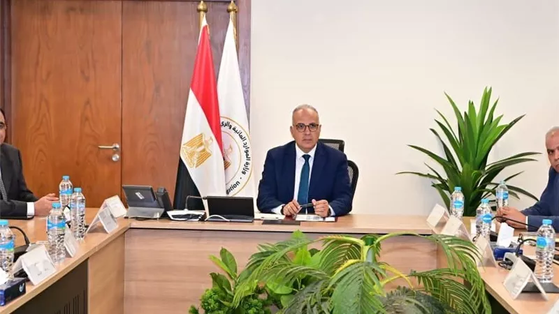 وزير الري يتابع موقف إيراد نهر النيل وكميات المياه الواصلة إلى السد العالي