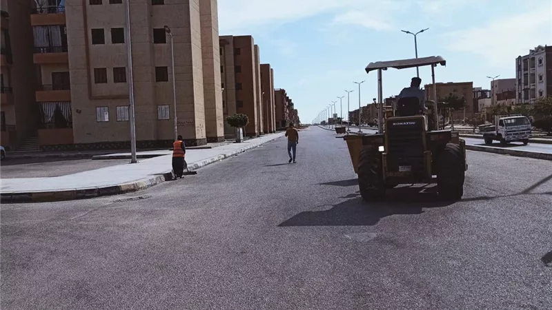 جهاز حدائق العاشر يواصل حملات النظافة وتمهيد الطرق بالأحياء السكنية