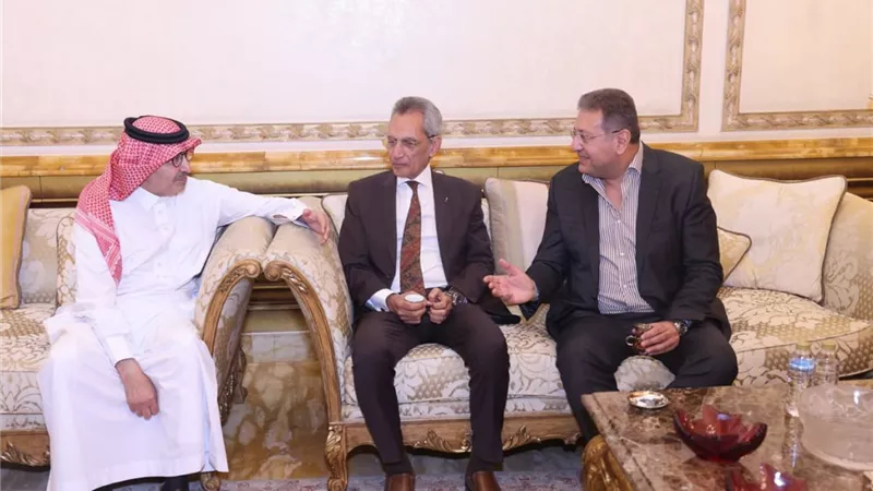 طارق شكري يُعزي السفير السعودي بالقاهرة في وفاة والده