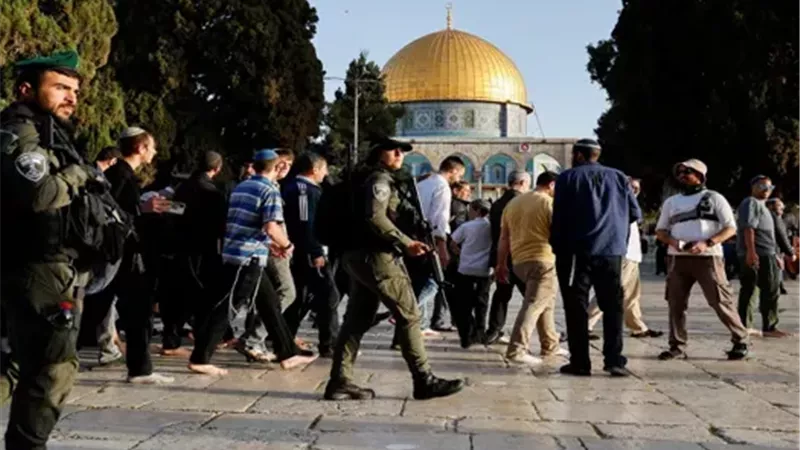اقتحامات واعتقالات في الضفة الغربية.. والمسجد الأقصى تحت حصار مشدد