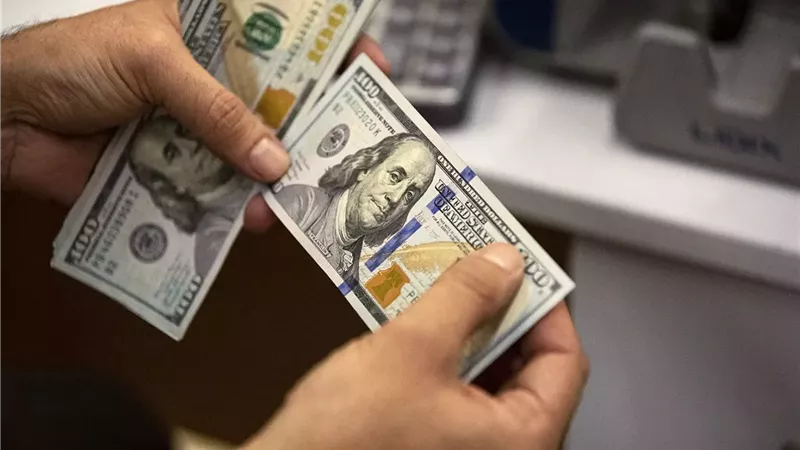 الدولار يستعيد بريقه بعد قرار الفيدرالي.. أقوى مكسب يومي منذ مارس الماضي