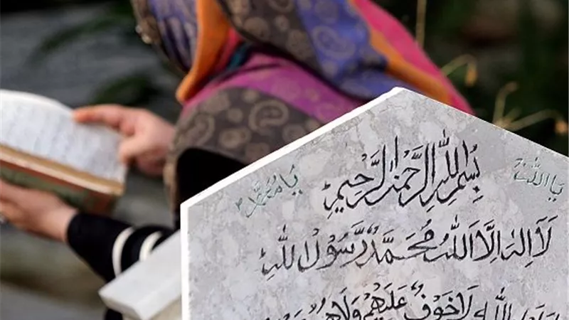 ما حكم قراءة القرآن على القبر؟.. دار الإفتاء تجيب 