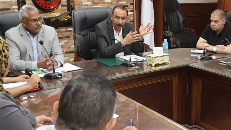 محافظ سوهاج يناقش استعدادات المرحلة الثانية والثالثة لـ