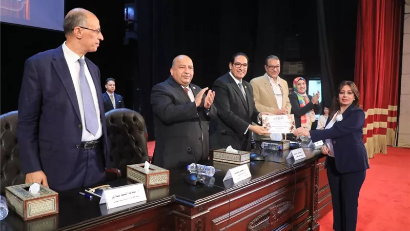 رئيس جامعة القاهرة يكرم الفائزين في مهرجان العروض المسرحية الطويلة