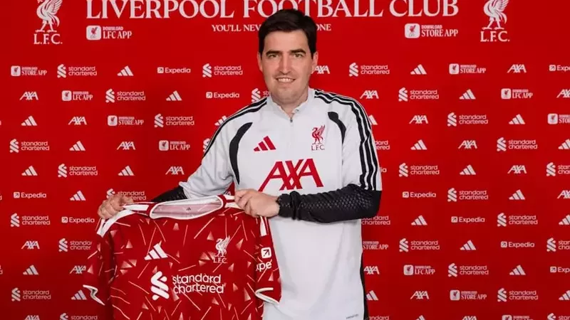 إيراولا يفاجئ ليفربول بعقد قصير ويكسر القاعدة السائدة في الدوري الإنجليزي