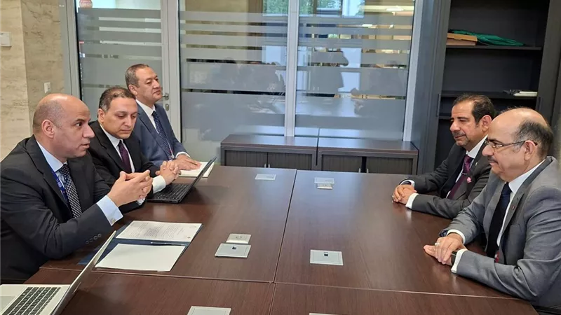 وزير العمل يواصل تعزيز التعاون العربي ويلتقي بنظيره البحريني 