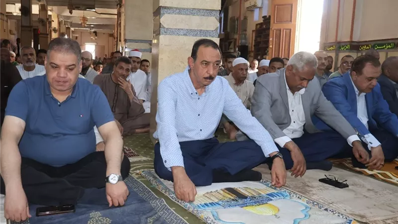 محافظ سوهاج يؤدي صلاة الجمعة بمسجد الشهيد عبد المنعم رياض