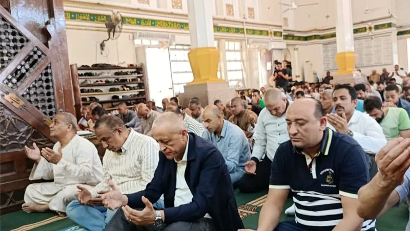 محافظ الأقصر يلتقي المواطنين عقب صلاة الجمعة لبحث مشكلاتهم