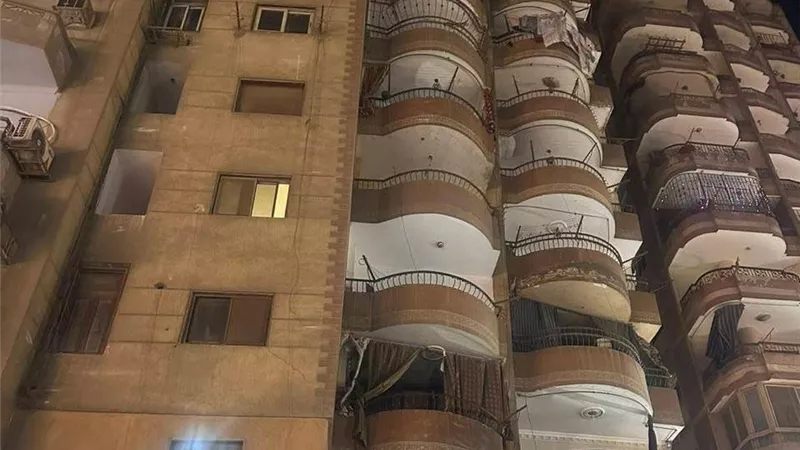 محافظ الجيزة يتابع واقعة ميل عقارين بكفر طهرمس ويوجه باتخاذ الإجراءات 