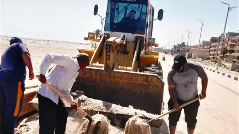 ​رئيس مدينة جمصة بالدقهلية يشرف على حملة رفع كفاءة الشاطئ