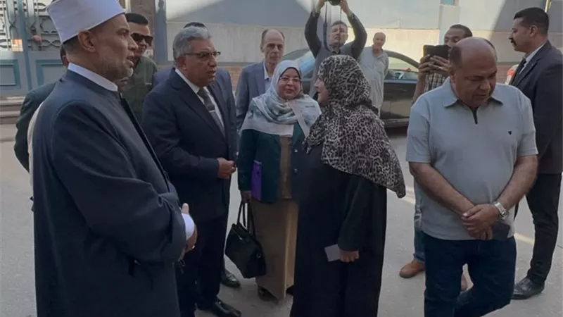 محافظ الدقهلية يطمئن على لجان معهد المنصورة في امتحانات الثانوية الأزهرية