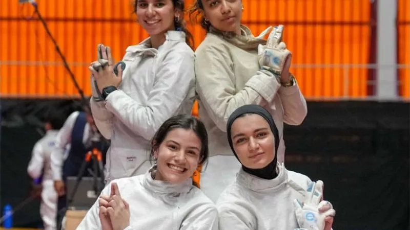 رئيس جامعة القاهرة يهنئ الطالبة العنود حجازي بعد تتويجها بذهبية سلاح الشيش