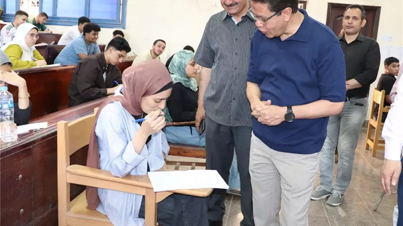 رئيس جامعة بنها يستمع لآراء الطلاب حول مستوى الامتحانات خلال جولة ميدانية
