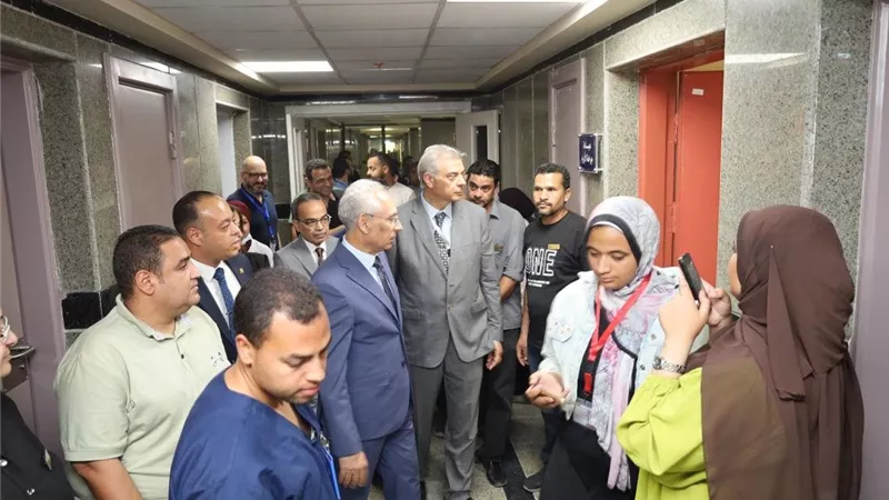 رئيس جامعة المنيا يتفقد مستشفى الأورام ويفتتح عيادات الأطفال