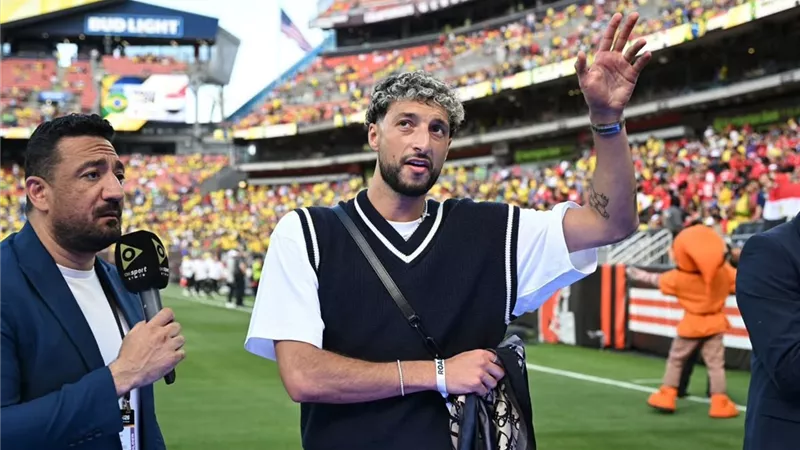 وسام أبو علي يظهر في مدرجات مباراة مصر أمام البرازيل