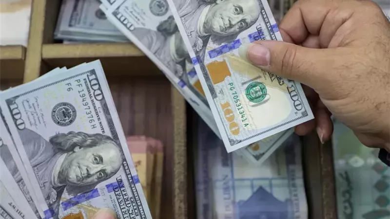 هدوء بسوق الصرف.. الدولار يتداول قرب 52 جنيها في بداية تعاملات اليوم