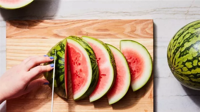 البطيخ الأبرز.. أطعمة غنية بالماء لترطيب الجسم