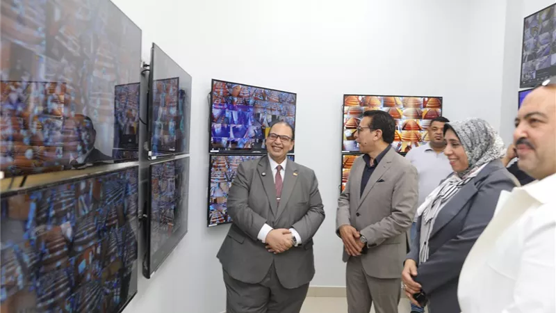 رئيس جامعة كفر الشيخ يتفقد منظومة كاميرات المراقبة لمتابعة الامتحانات