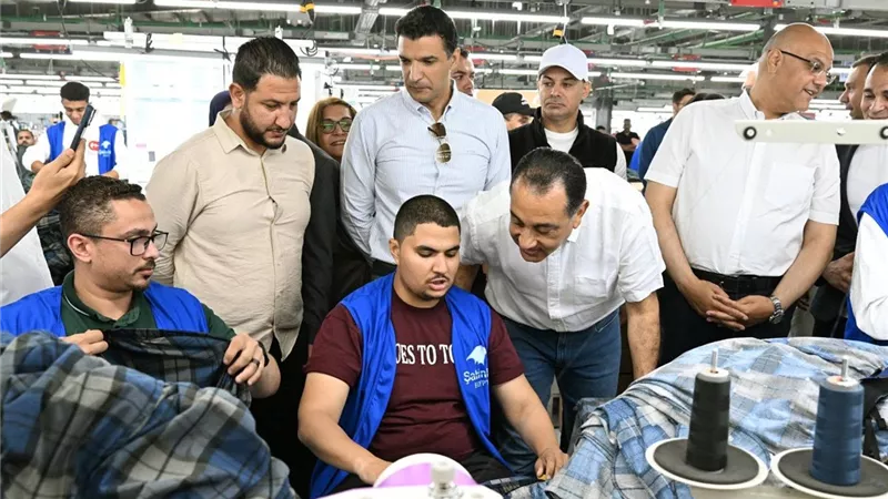 بتأخد كام..  مدبولي يجري حوارًا مع العاملين بمشروع 