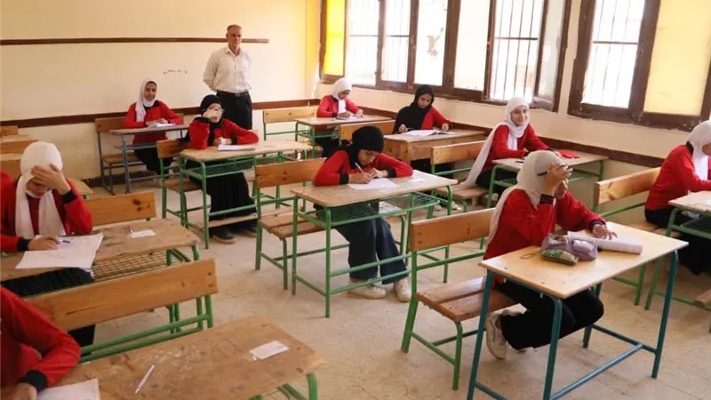 أولياء أمور مصر: تفاوت بين امتحانات الاعدادية.. وتحذيرات من جروبات الغش