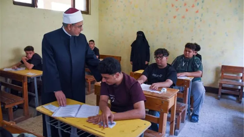 رفعًا لمعنوياتهم... رئيس جامعة الأزهر يتفقد لجان الثانوية بمدينة نصر