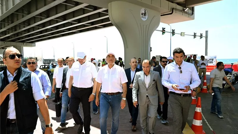 رئيس الوزراء يفتتح أعمال توسعة الكورنيش شرق مدينة الإسكندرية|صور