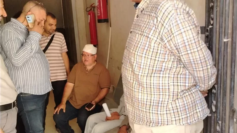 بعد حادث المراقبة بامتحانات الإعدادية.. وفد تعليمي يزور المعلمين المصابين 