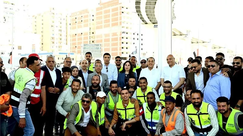 رئيس الوزراء يفتتح كوبري 