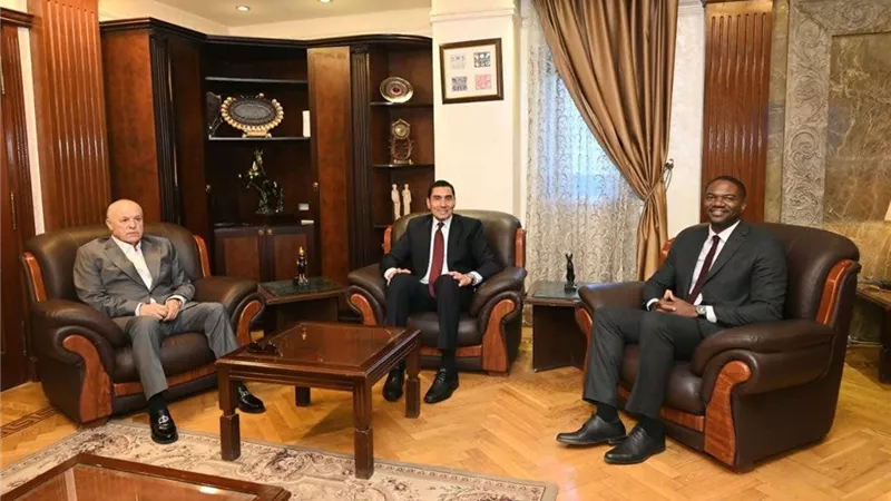 وزير الشباب والرياضة يبحث مع أمين عام «كاف» مستجدات المقر الجديد