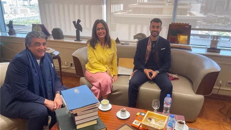جيهان زكي تبحث آفاق التعاون الثقافي مع مدير أعمال أندريا بوتشيلي