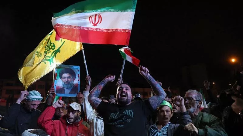 احتفالات في ساحات طهران بعد إطلاق الصواريخ على إسرائيل| فيديو