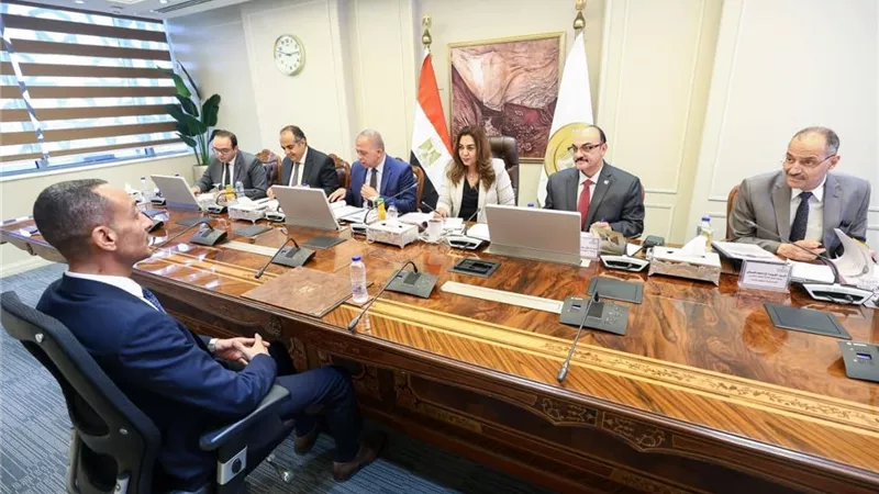 وزيرة التنمية المحلية والبيئة تترأس لجنة الوظائف القيادية بالوزارة
