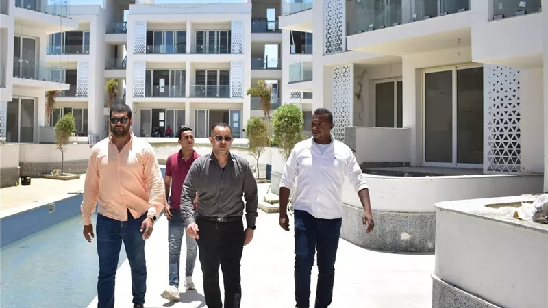 رئيس جهاز العلمين الجديدة يتابع تنفيذ «مزارين» ويشدد على التسليم
