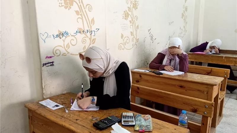 طلاب الثانوية الأزهرية يؤدون امتحان الرياضيات البحتة وسط أجواء مستقرة